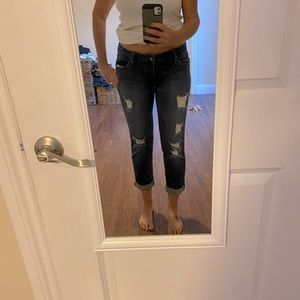 Loose fit cropped boyfriend jeans.